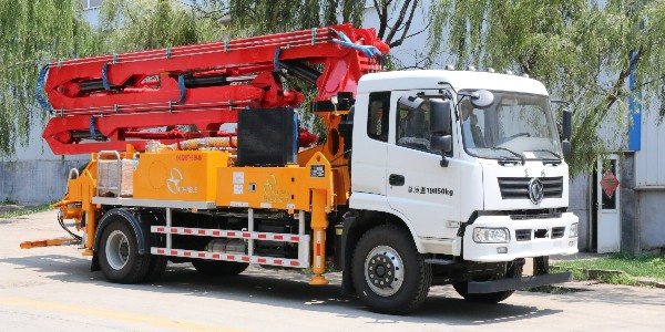 科尼樂(lè)混凝土臂架泵車(chē)：垂直輸送的鋼鐵動(dòng)脈