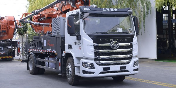 科尼樂(lè)紅巖底盤(pán) 32米泵車