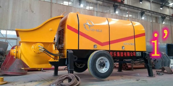 混凝土輸送泵作業時，為什么要及時將管倒換方位使用？