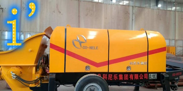 為什么在安置混凝土輸送泵時，要在機架底部墊木塊？